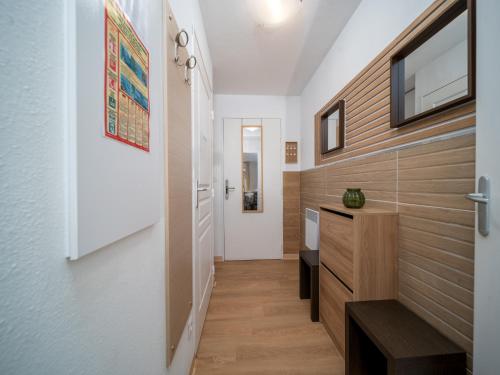- un couloir dans une maison dotée de murs en bois et d'une porte dans l'établissement C du Verdon - 2306 - Appt lumineux - 4 pers, à La Foux