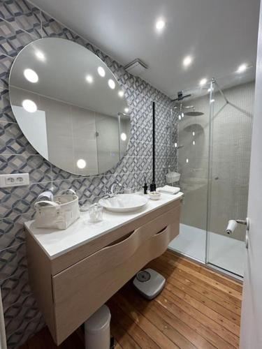 une salle de bain avec un lavabo et un miroir dans l'établissement Lumineux Duplex 3chambres 4 personnes & Accès direct à la Plage, à Trouville-sur-Mer