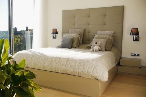 - une chambre dotée d'un grand lit avec un ours en peluche dans l'établissement Cannes Villa 5 chambres - Lou Amiradou, à Mougins