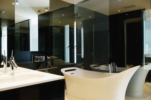 une salle de bain avec un lavabo blanc et un miroir dans l'établissement Cannes Villa 5 chambres - Lou Amiradou, à Mougins