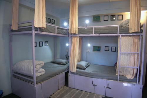 Voodi või voodid majutusasutuse Tag Along 2 0 Hostel Gangtok toas