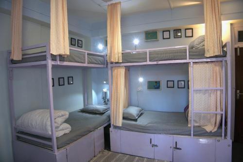 Voodi või voodid majutusasutuse Tag Along 2 0 Hostel Gangtok toas