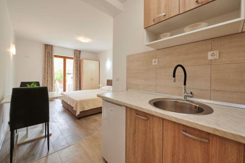 Kuchyňa alebo kuchynka v ubytovaní Apartments Antonia