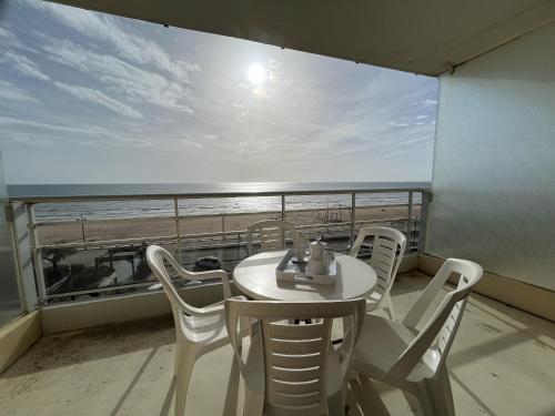d'un balcon avec une table et des chaises sur un bateau. dans l'établissement L'Aigue Marine, à Saint-Jean-de-Monts