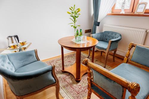 a living room with a table and chairs at Dwór Prezydencki Boutique Hotel & SPA in Tarnów
