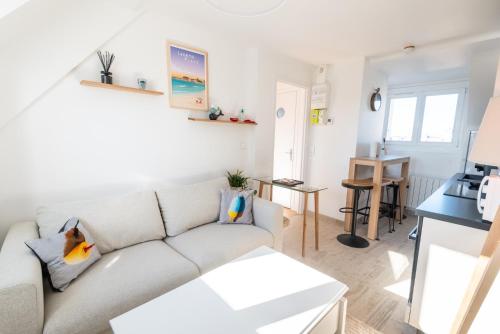 un salon avec un canapé et une table dans l'établissement PREMIUM T2 neuf 4ème étage ultra Centre Lorient par Groom, à Lorient