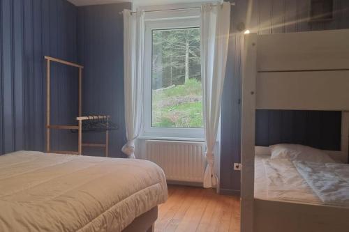 une chambre avec un lit et une fenêtre dans l'établissement Le Petit Broche, spacious, sleeps 6, à Xonrupt-Longemer