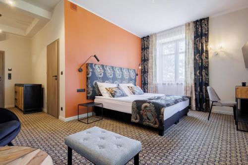 a hotel room with a bed and a window at Dwór Prezydencki Boutique Hotel & SPA in Tarnów