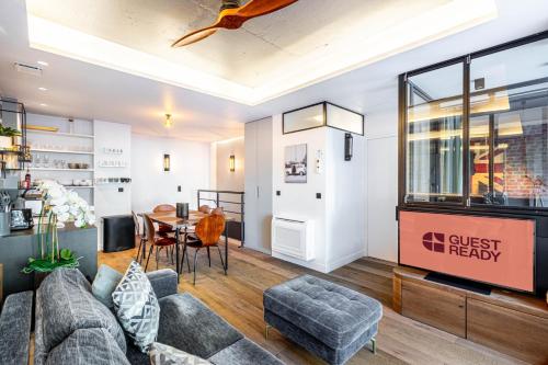 Family apartment at the foot of the Eiffel Tower
