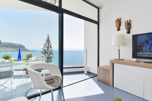 salon z widokiem na ocean w obiekcie Beach Apartment Playa del Cura 4 w mieście Playa del Cura