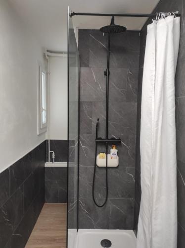 une douche avec une porte vitrée dans une salle de bain dans l'établissement Le clos de la garrigue, à Nîmes