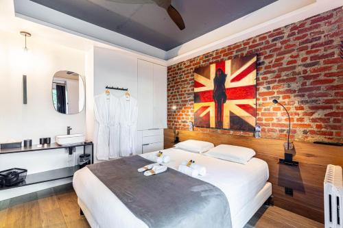 une chambre avec un lit et un mur de briques dans l'établissement Modern Family Apartment Next To The Eiffel Tower, à Paris