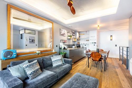un salon avec un canapé et une table dans l'établissement Modern Family Apartment Next To The Eiffel Tower, à Paris