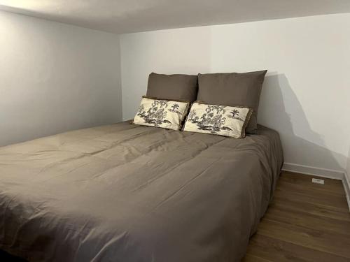 un lit dans une chambre avec deux oreillers dessus dans l'établissement Casa Urbä - Place de la Comédie, Montpellier, à Montpellier