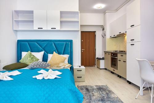 a bedroom with a blue bed with flowers on it at Apartamente Tomis Villa 2 in Năvodari
