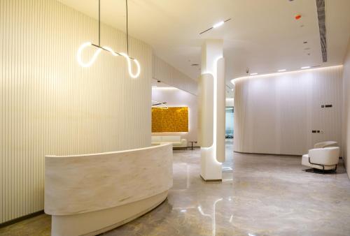 尼杜巴塞莱0484 Aero Lounge-Terminal 2 Cochin Airport Hotel的大厅,房间中间设有长凳