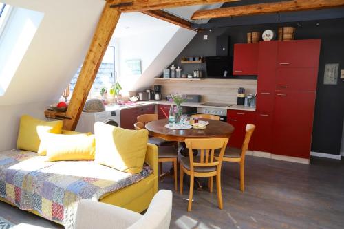 a kitchen and dining room with a table in a room at Ferienwohnungen Bauernschmause in Polch