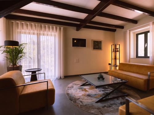 uma sala de estar com um sofá e uma mesa em Quinta Japonesa em Carvalhal Bemfeito