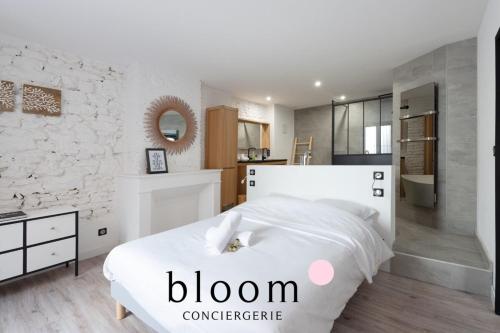 une chambre avec un lit blanc et un mur en pierre dans l'établissement Loft de Standing Nancy plein coeur, à Nancy