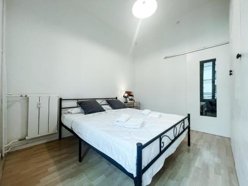 Un pat sau paturi într-o cameră la Borsieri Loft Milano - Isola Design District