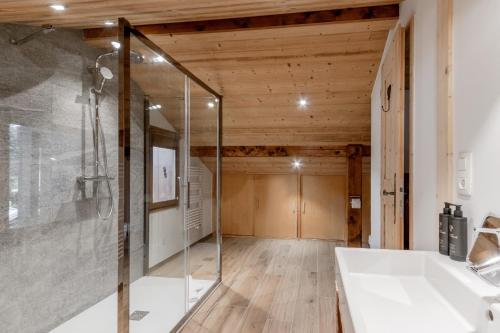 une salle de bain avec une douche en verre et une baignoire dans l'établissement La Bastide - Grand chalet privé - Quartier calme, aux Houches