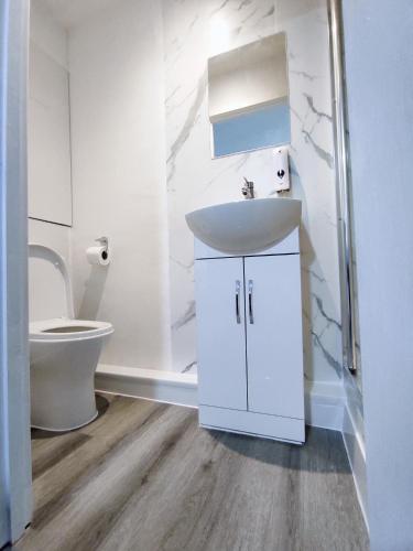Ένα μπάνιο στο Rowan Studio - City Centre Self Contained One-Bed Flat