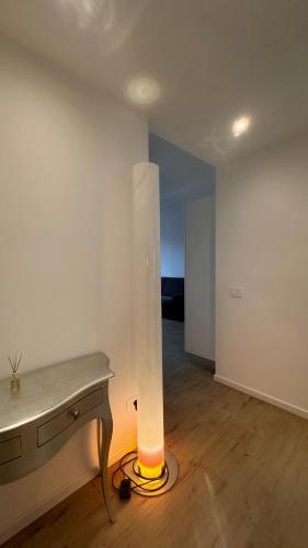 Habitación con mesa y lámpara en el suelo en SUITE grassi, en Bresso