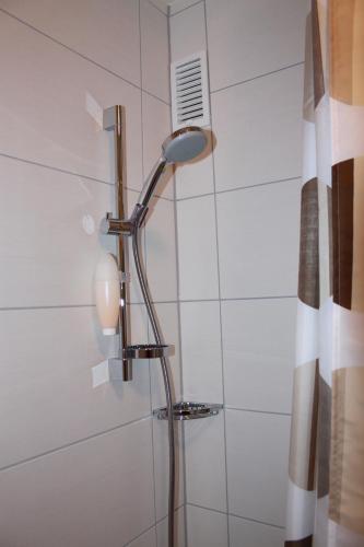 eine Dusche mit Duschkopf im Badezimmer in der Unterkunft Ferienwohnung Markmann in Schwabach