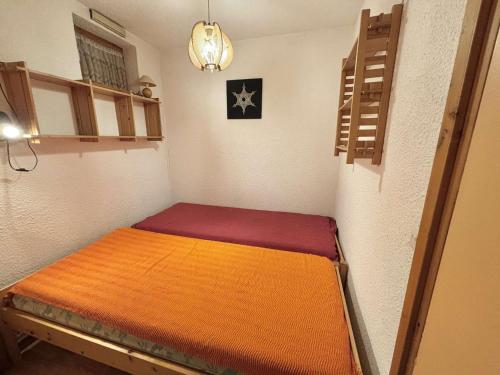 Cette petite chambre comprend un lit d'angle. dans l'établissement Studio Cabine avec Terrasse, Parking et Proche Pistes - Praz-sur-Arly - FR-1-603-28, à Praz-sur-Arly