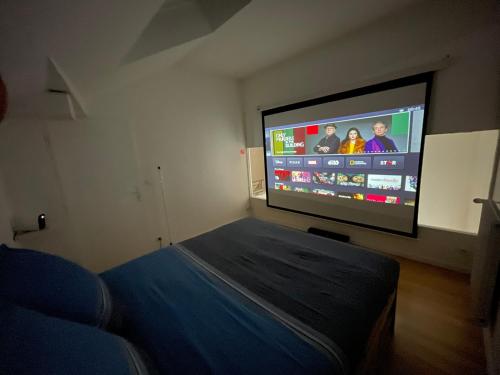 - une chambre dotée d'une télévision murale à écran plat dans l'établissement Standing au cœur de Bonneville, à Bonneville