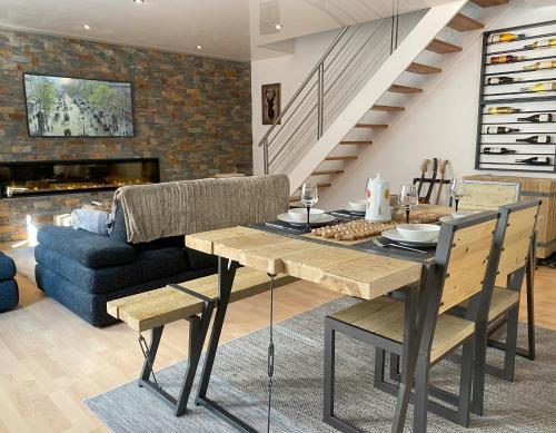une salle à manger avec une table et un canapé dans l'établissement Standing au cœur de Bonneville, à Bonneville