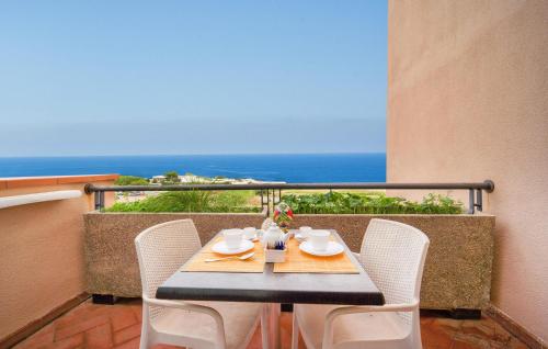 a table and chairs on a balcony with the ocean at Bilo 4 in Lido di Mondello