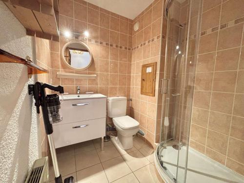 une petite salle de bain avec toilettes et douche dans l'établissement Studio Cabine avec Terrasse, Parking et Proche Pistes - Praz-sur-Arly - FR-1-603-28, à Praz-sur-Arly