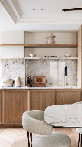 une cuisine avec un comptoir, une table et des chaises dans l'établissement HIGHSTAY - Luxury Serviced Apartments - Centre Pompidou, à Paris