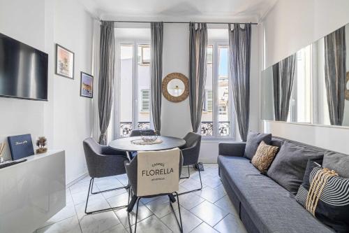 un salon avec un canapé et une table dans l'établissement LA PERLE au cœur du centre ville, idéal pour séjours loisirs ou business, à Cannes