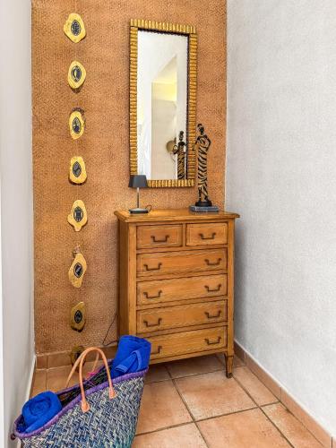 a dressing room with a dresser and a mirror at Boutique Hotel Vivenda Miranda in Lagos