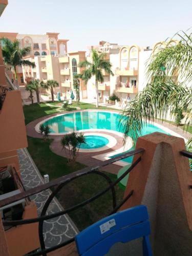 Una vista de una piscina desde un balcón. en COSI STUDIO VUE Piscine au bord de la mer à Chott Meriem et dans un emplacement privilégié, en Port El Kantaoui