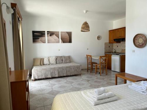 Ένα ή περισσότερα κρεβάτια σε δωμάτιο στο Studios Fokia Beach