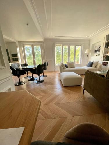 - un salon avec un canapé et un piano dans l'établissement Apparemment luxueux niché dans les arbres, à Narbonne