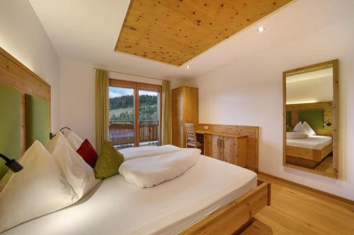 A bed or beds in a room at Thalerhof Appartement Katrin