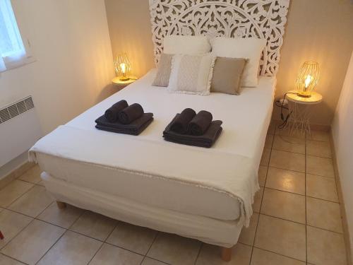 une chambre avec un grand lit blanc avec des serviettes dessus dans l'établissement maison vacances 6 à 8 personnes parc du verdon, à Sillans-la-Cascade