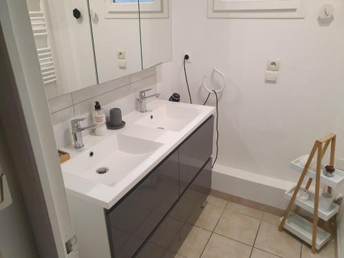 une salle de bain blanche avec un lavabo et un miroir dans l'établissement maison vacances 6 à 8 personnes parc du verdon, à Sillans-la-Cascade