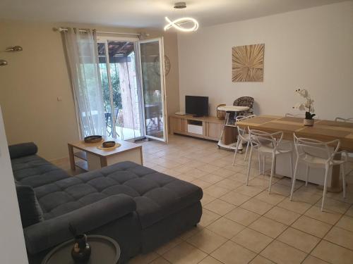 un salon avec un canapé et une table dans l'établissement maison vacances 6 à 8 personnes parc du verdon, à Sillans-la-Cascade