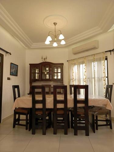 Un comedor con mesa y sillas en Magnifique Villa Meublée, en Cotonou