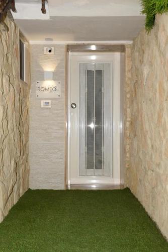 a room with a door and green carpet at B&B Romeo2 in Bari