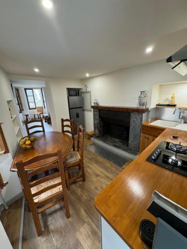 Il dispose d'une cuisine et d'un salon avec une table et une cheminée. dans l'établissement Maison entre mer et montagne à Canari, à Canari