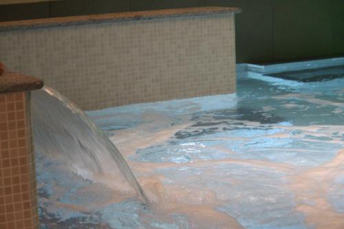 a person is playing in a pool of water at Hotel Villa Glicini in Pinerolo