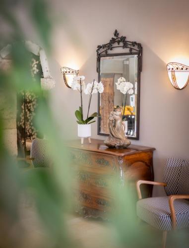 a mirror on top of a dresser in a room at LA RESERVE ALBI Hôtel Restaurant in Albi