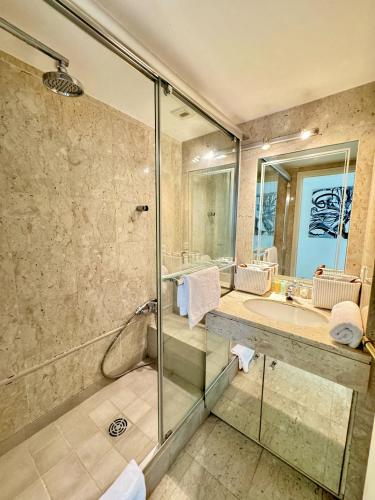 une salle de bain avec une douche en verre et un lavabo dans l'établissement 2 pieces proche mer GOLDEN, à Cannes