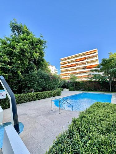 une piscine devant un immeuble dans l'établissement 2 pieces proche mer GOLDEN, à Cannes